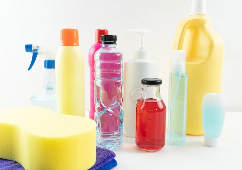 Productos de limpieza profesional: pulverizadores, detergentes, desinfectante y esponja
